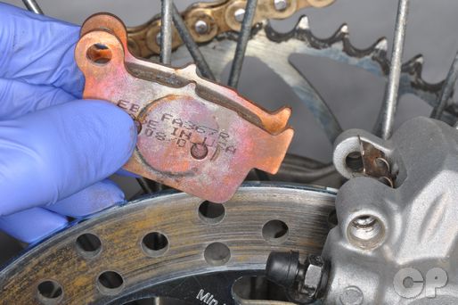 Change the brake pads on the RM-Z250 and KX 250 F models.