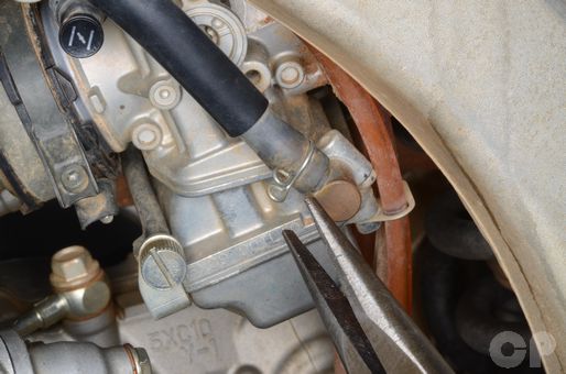 Yamaha YZ250F carburetor removal and installation